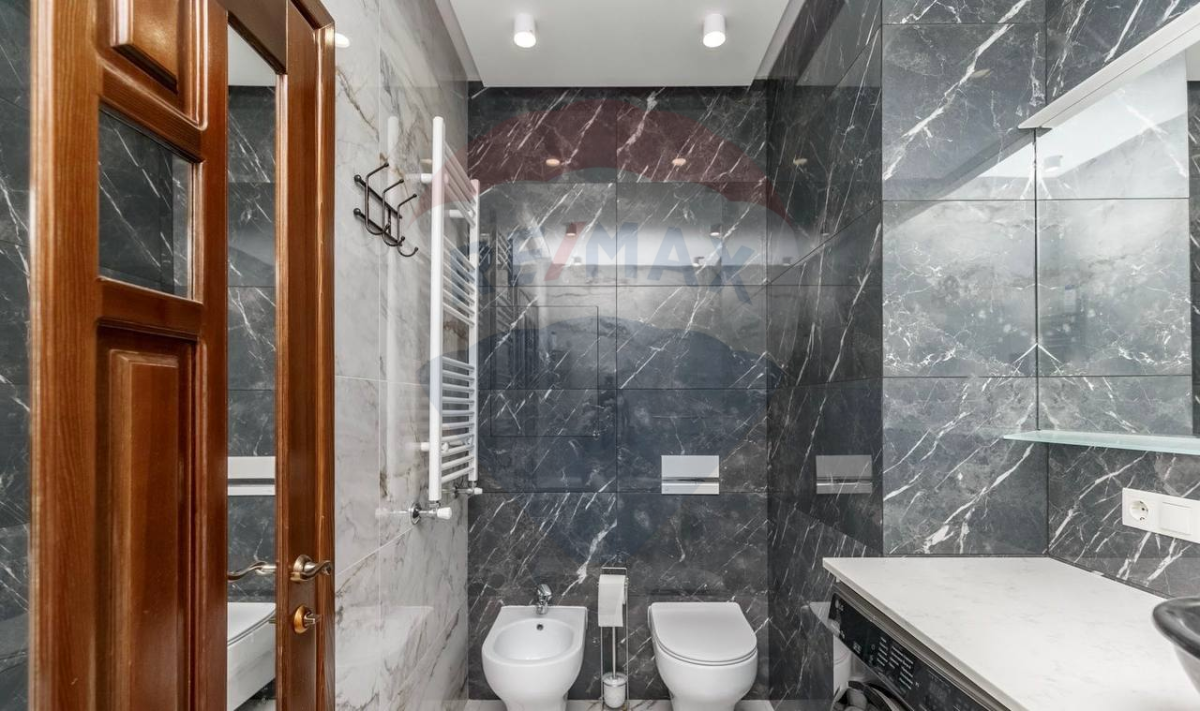 124.900 EUR