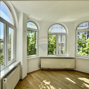 899 EUR
