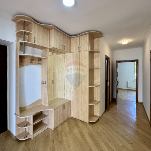 899 EUR