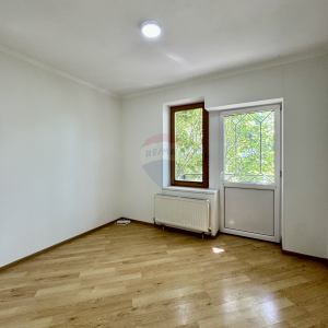 899 EUR