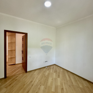 899 EUR