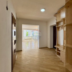 899 EUR