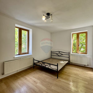 899 EUR