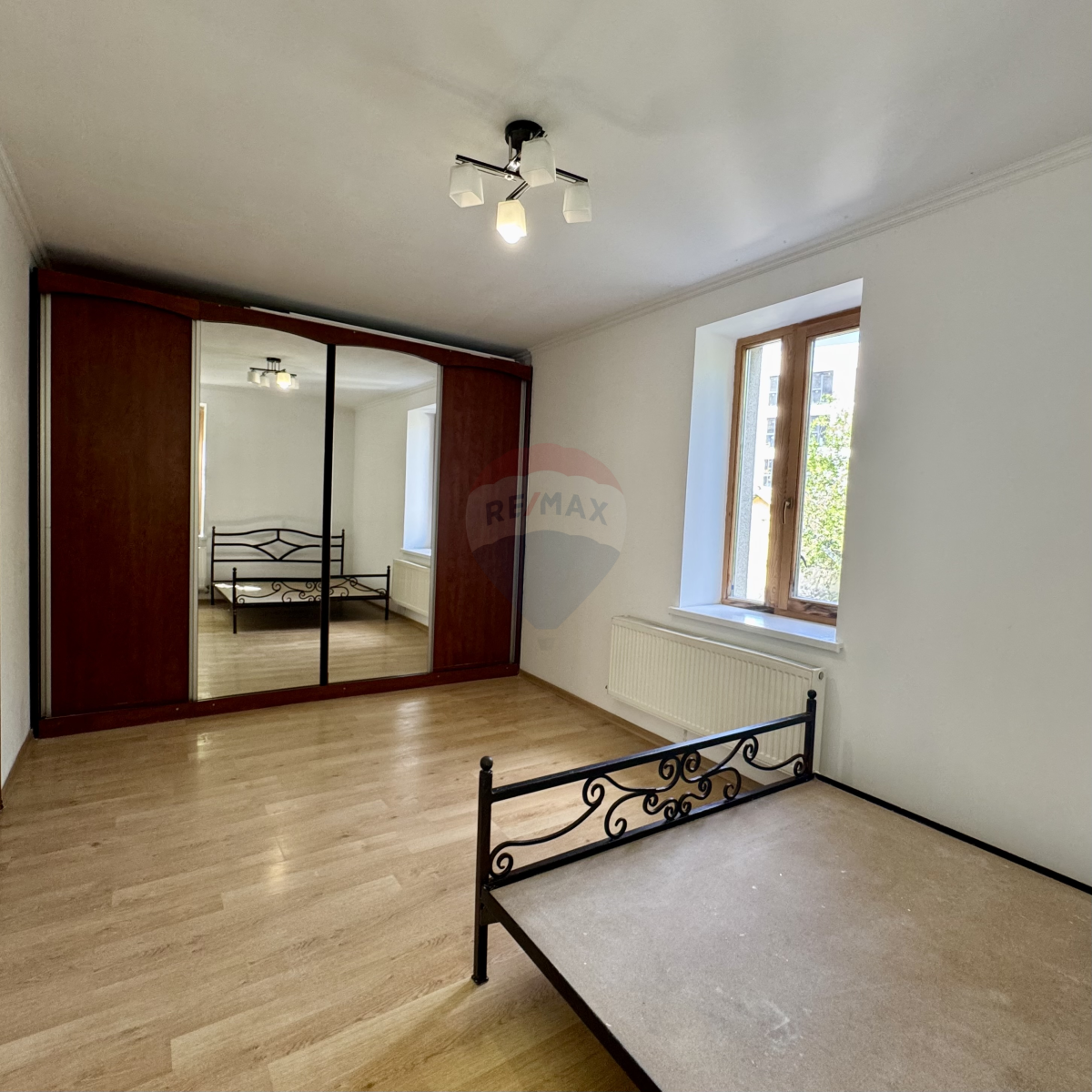 899 EUR