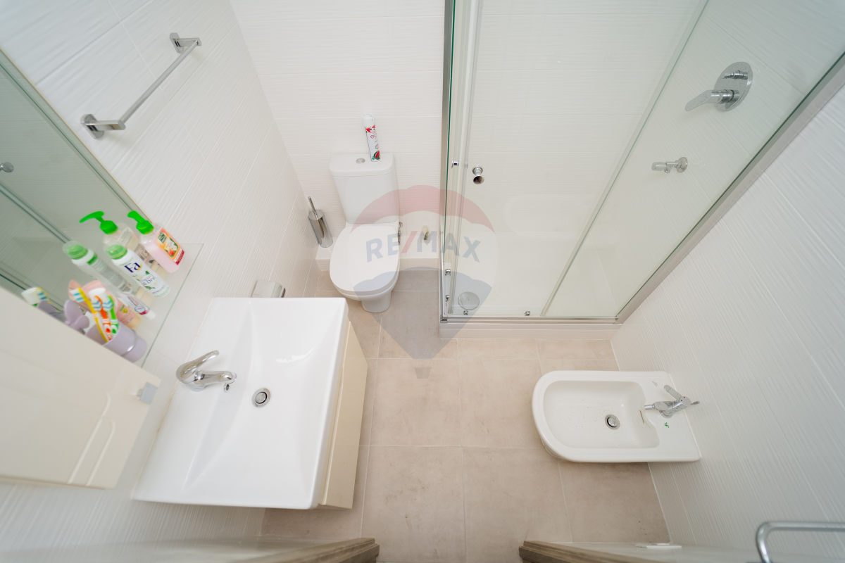 176.900 EUR