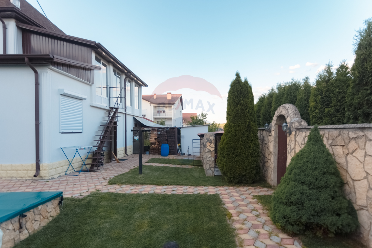 700.000 EUR