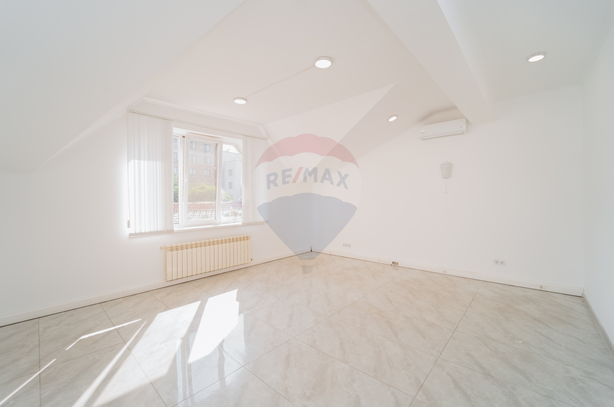 2.700 EUR