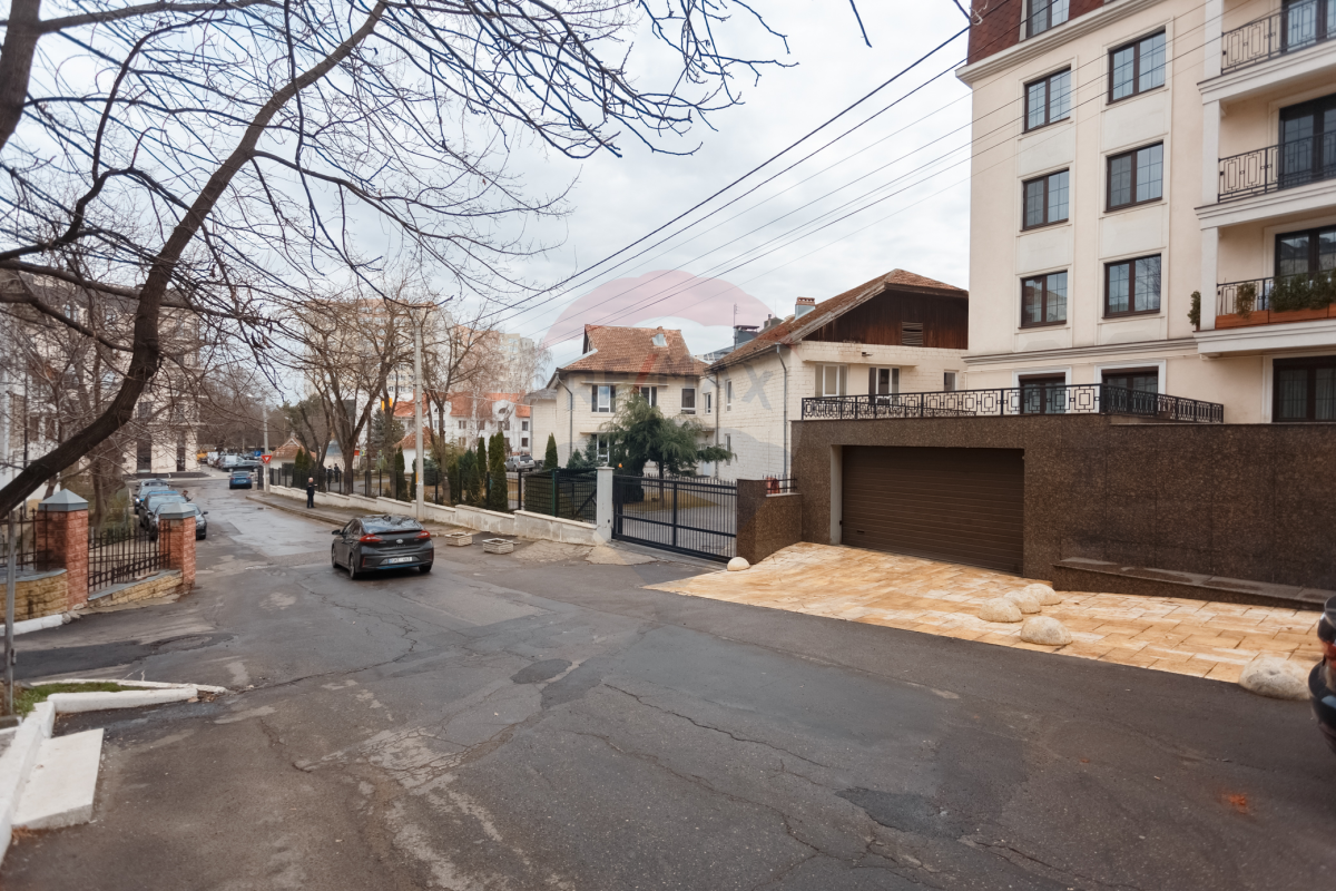 600 EUR