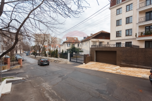 600 EUR