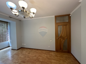 305.000 EUR