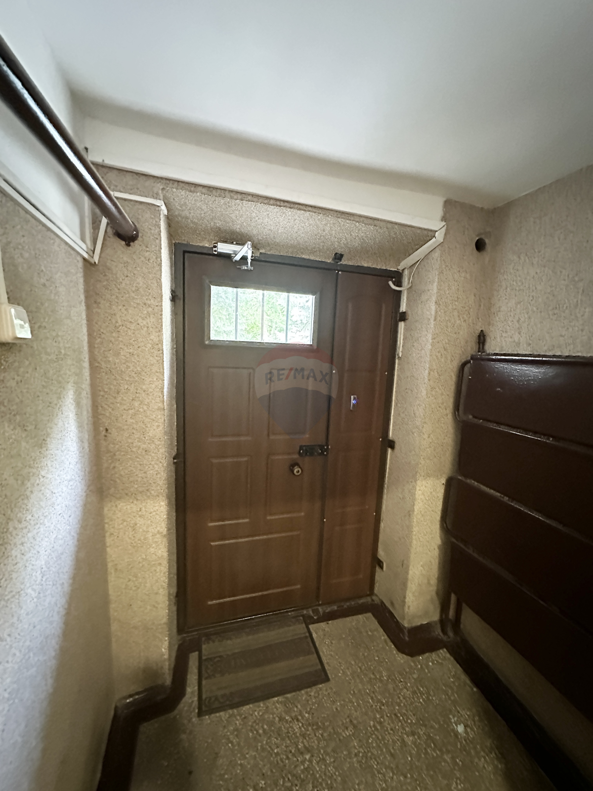 305.000 EUR