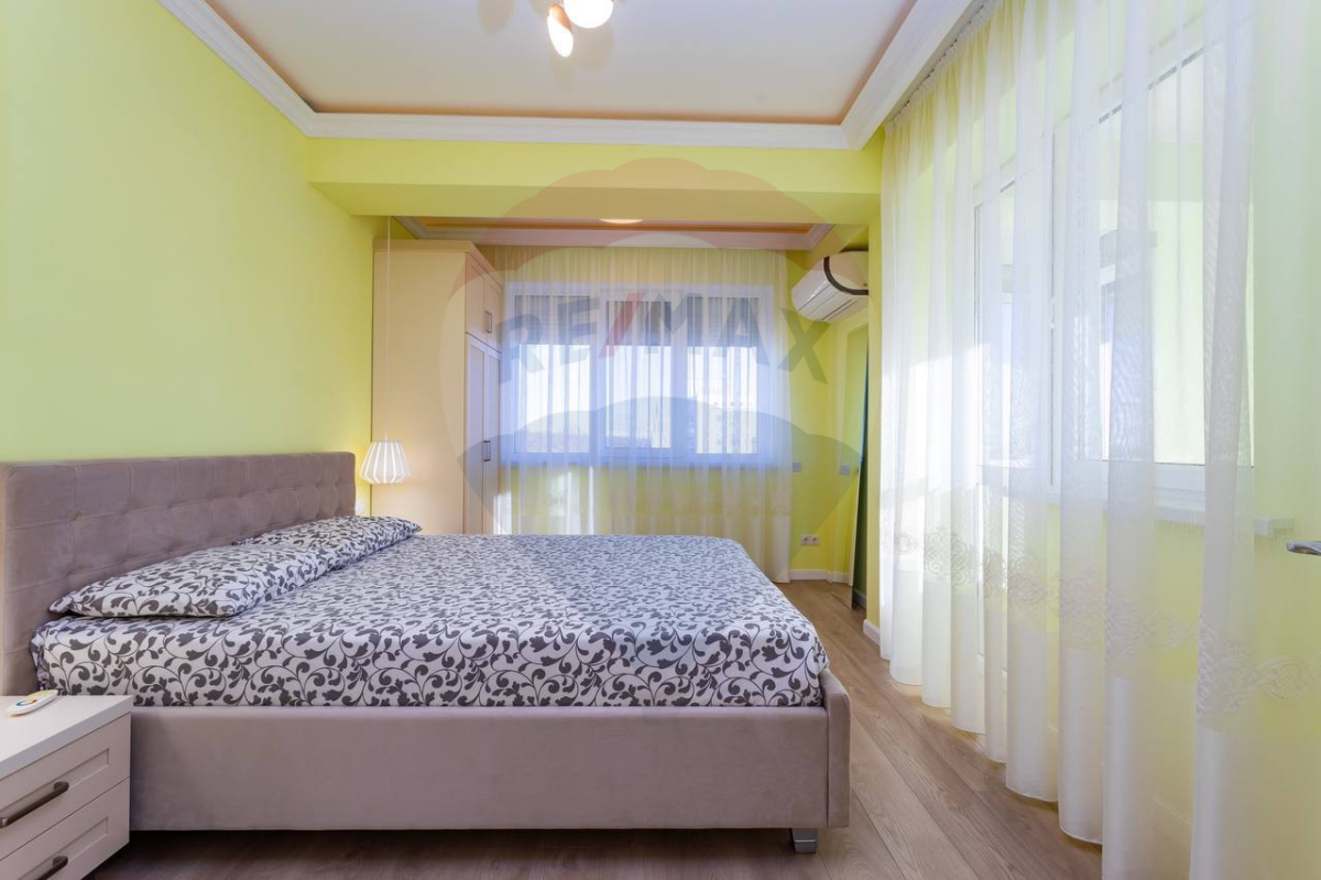 239.900 EUR