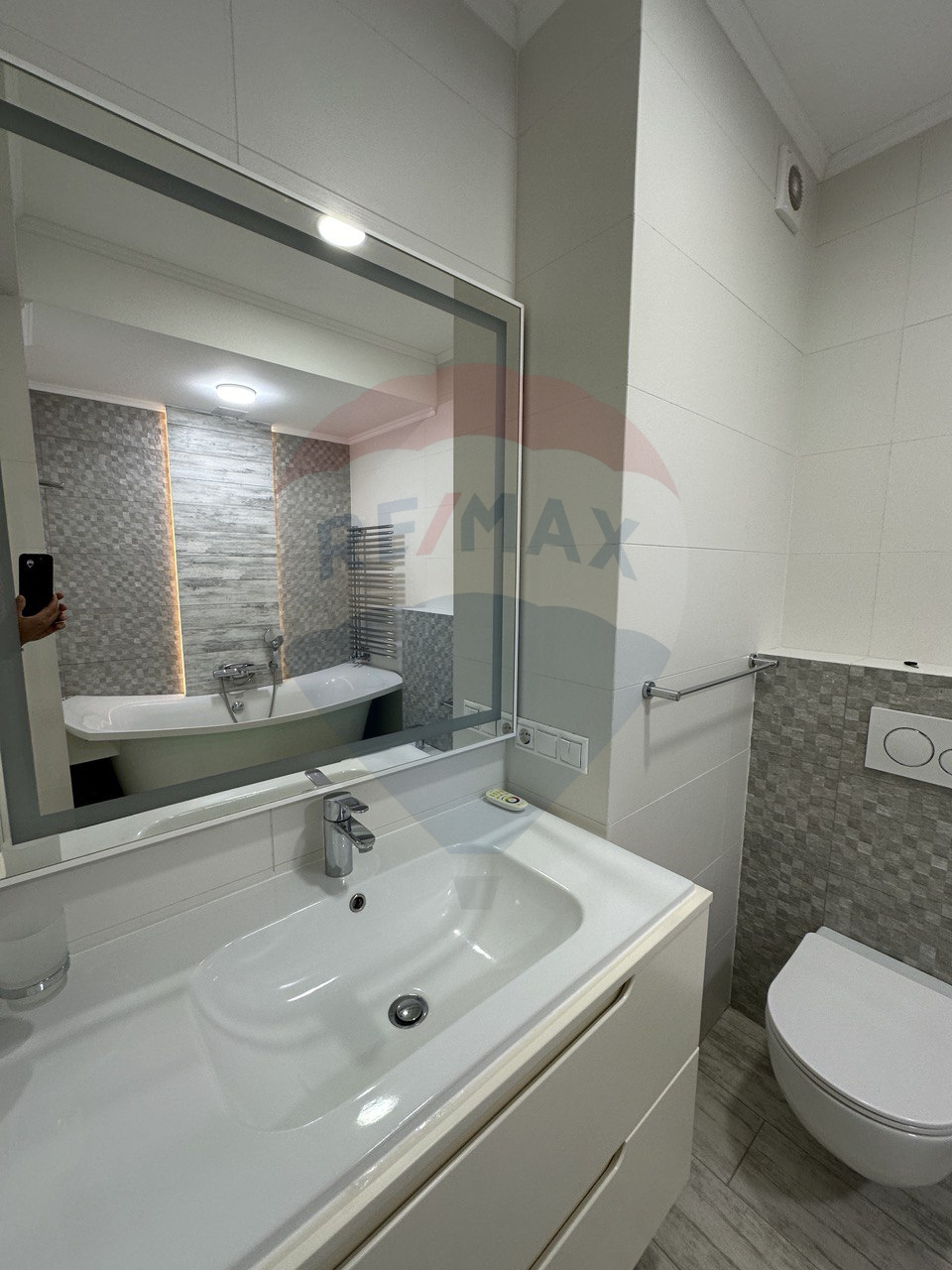 239.900 EUR