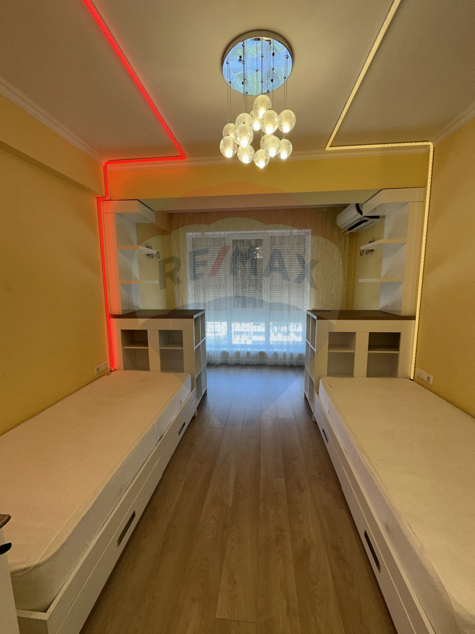 239.900 EUR