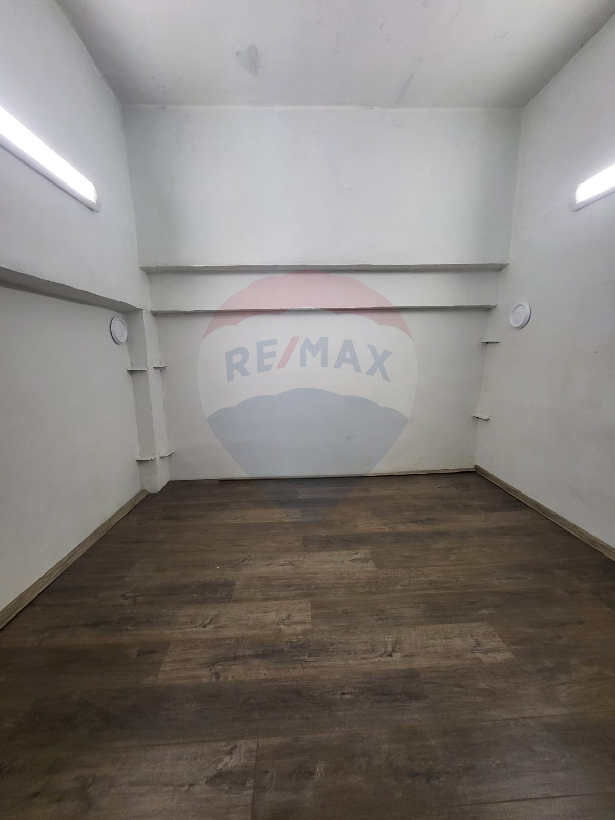 15.900 EUR