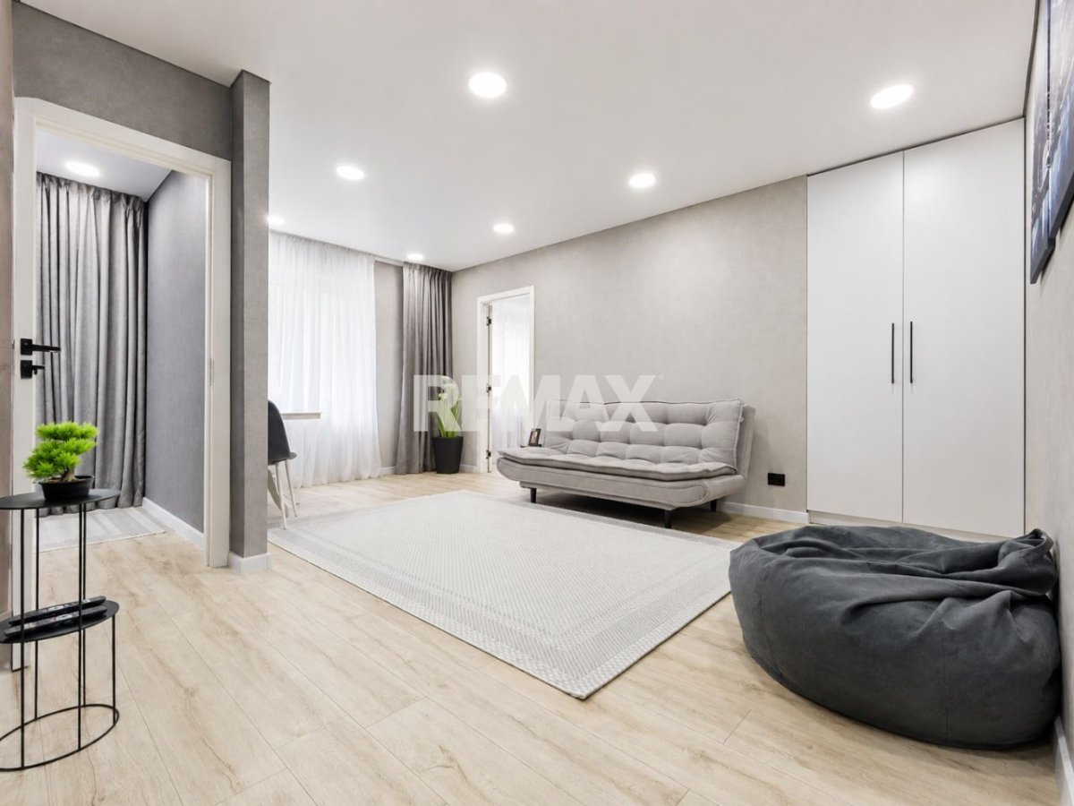 102.000 EUR