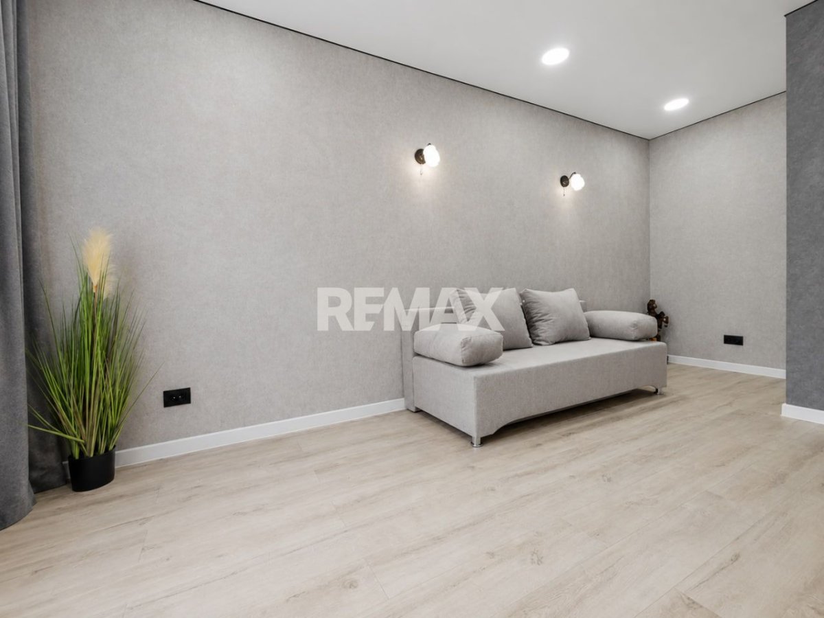 102.000 EUR